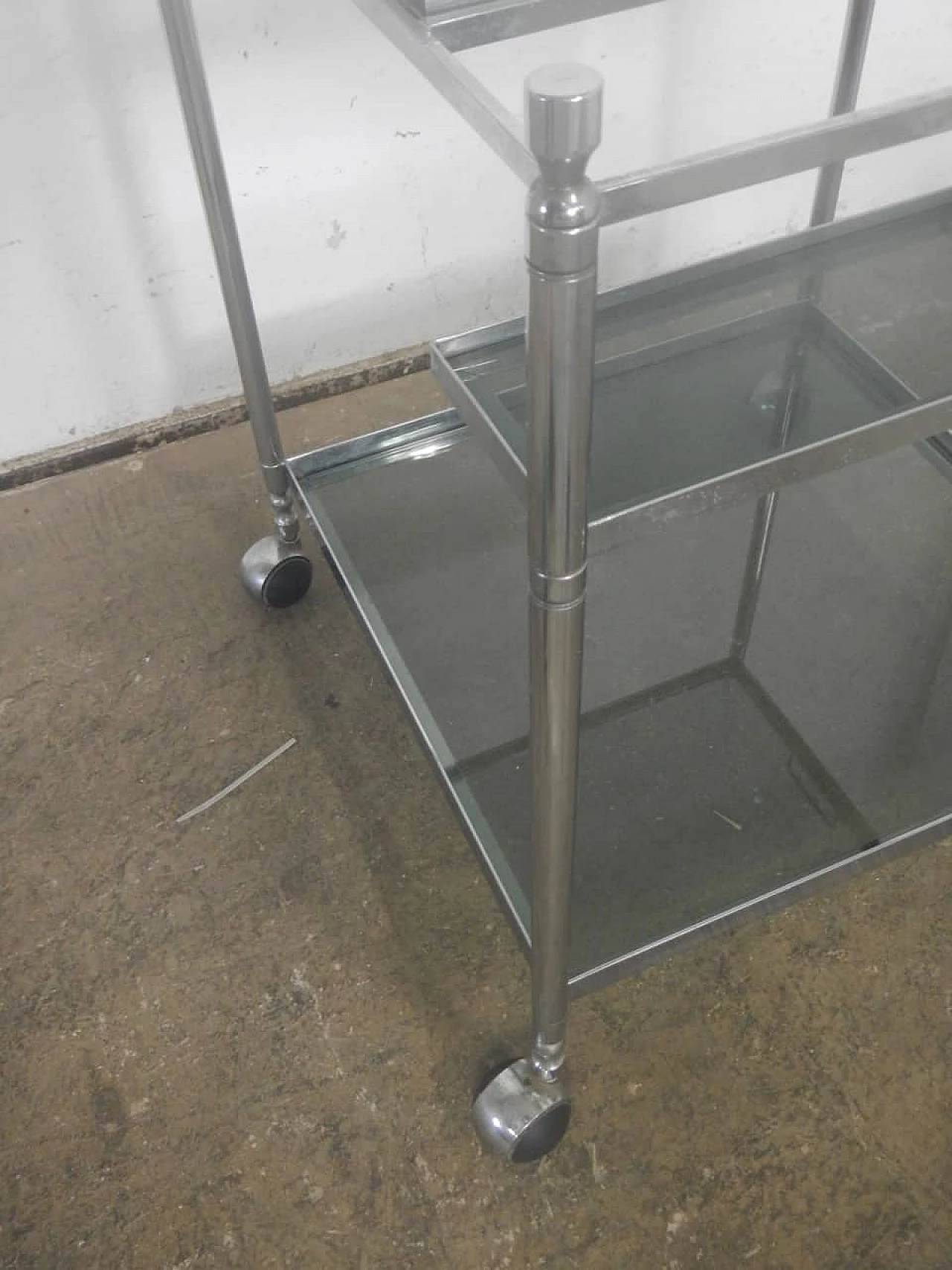 Carrello in metallo e vetro con portabottiglie, anni '60 5