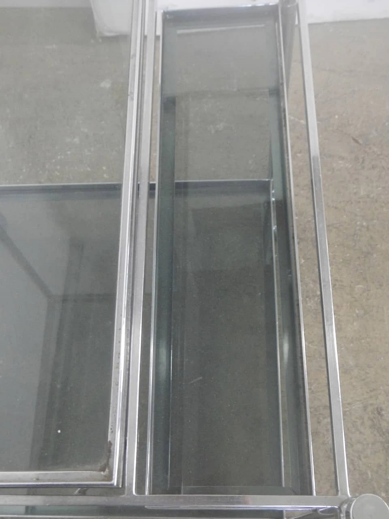 Carrello in metallo e vetro con portabottiglie, anni '60 7