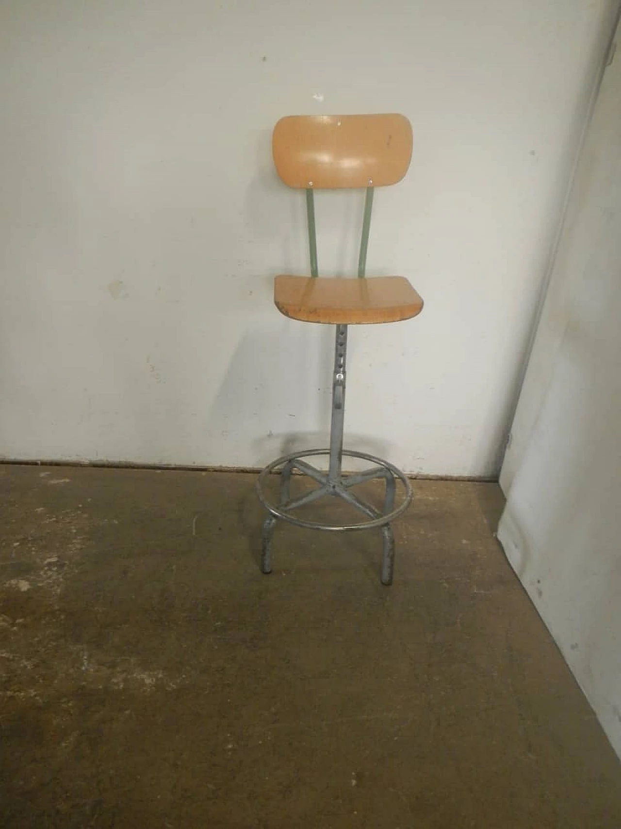 Beech back stool with wheels, 1950s 2