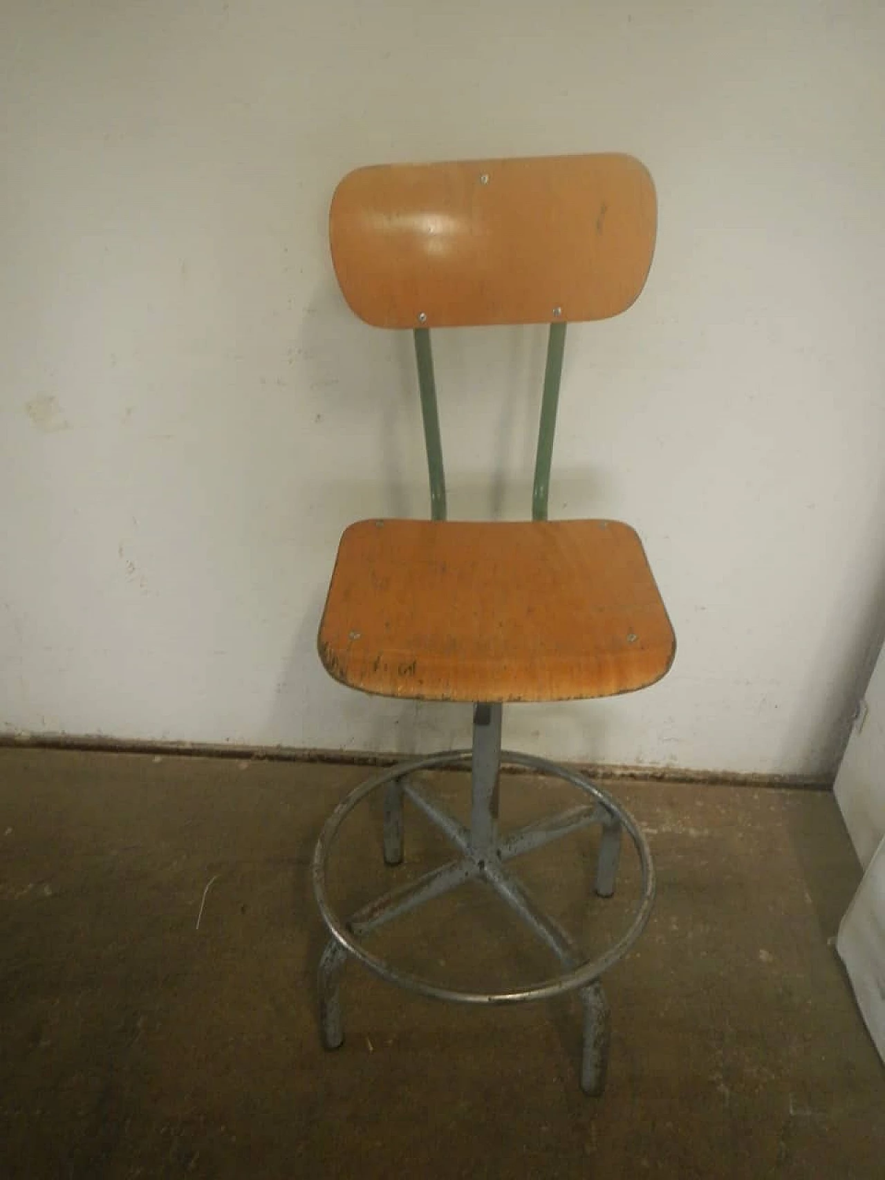 Beech back stool with wheels, 1950s 3