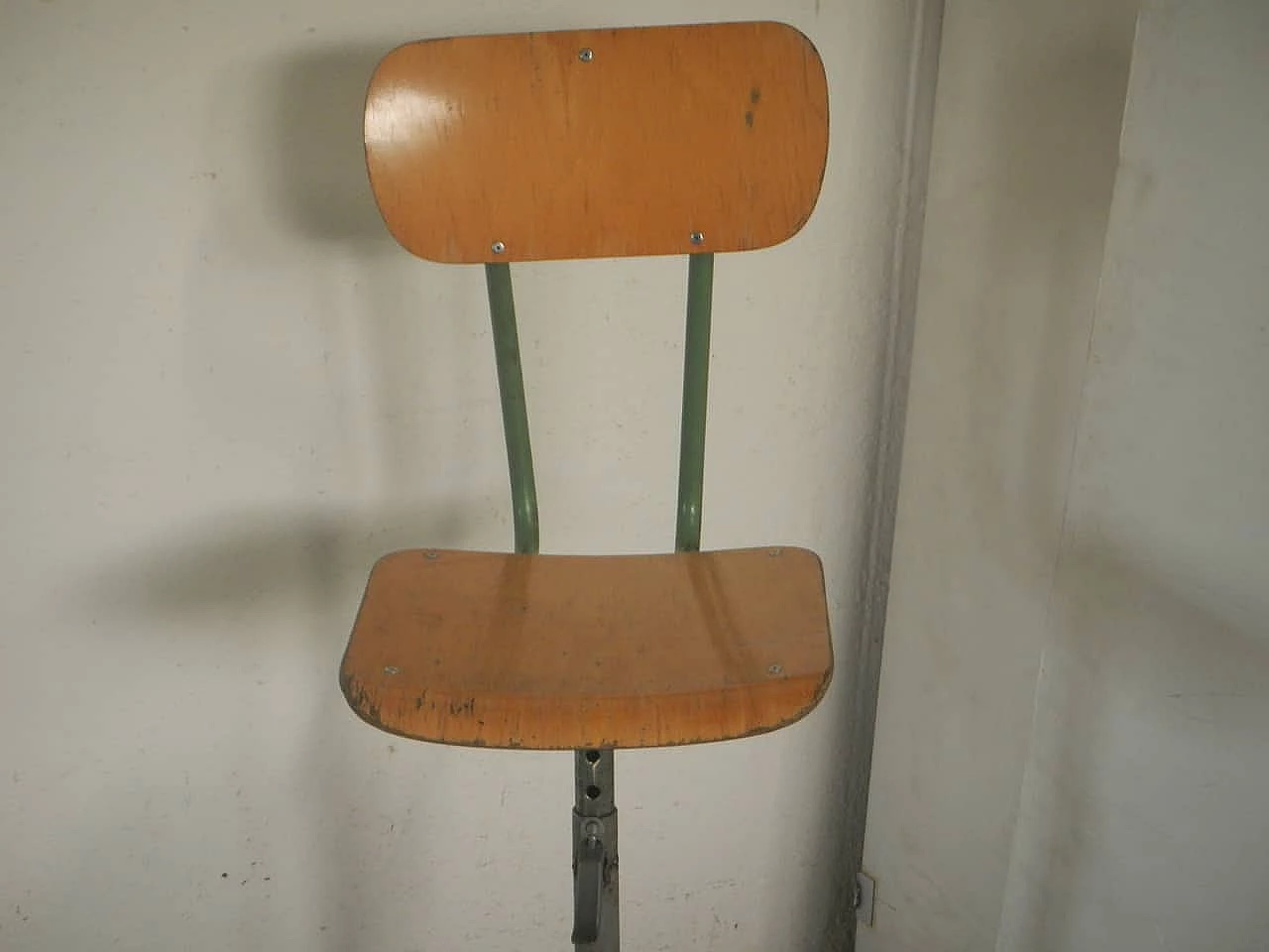 Beech back stool with wheels, 1950s 4