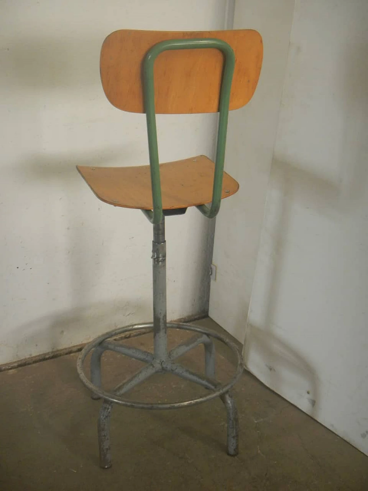 Sgabello con schienale in faggio con ruote, anni '50 5