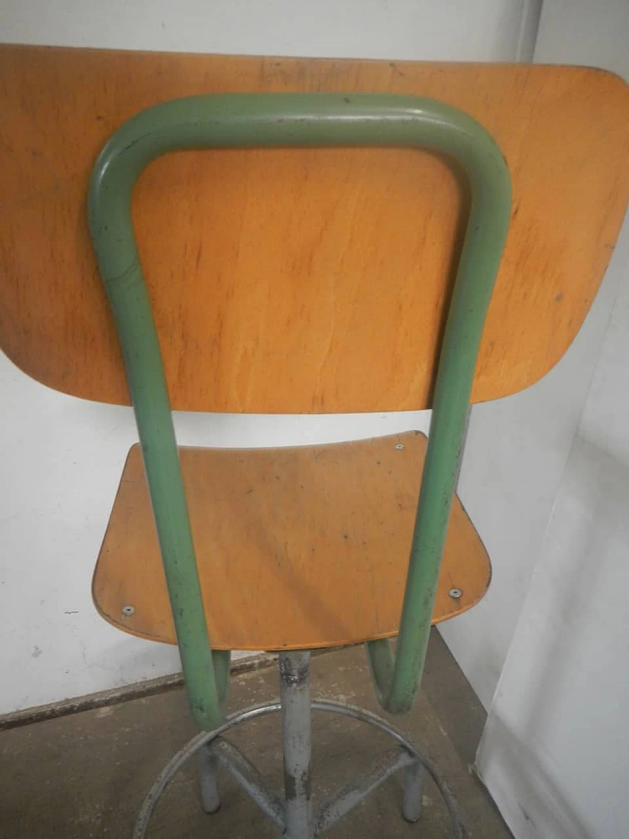 Beech back stool with wheels, 1950s 6