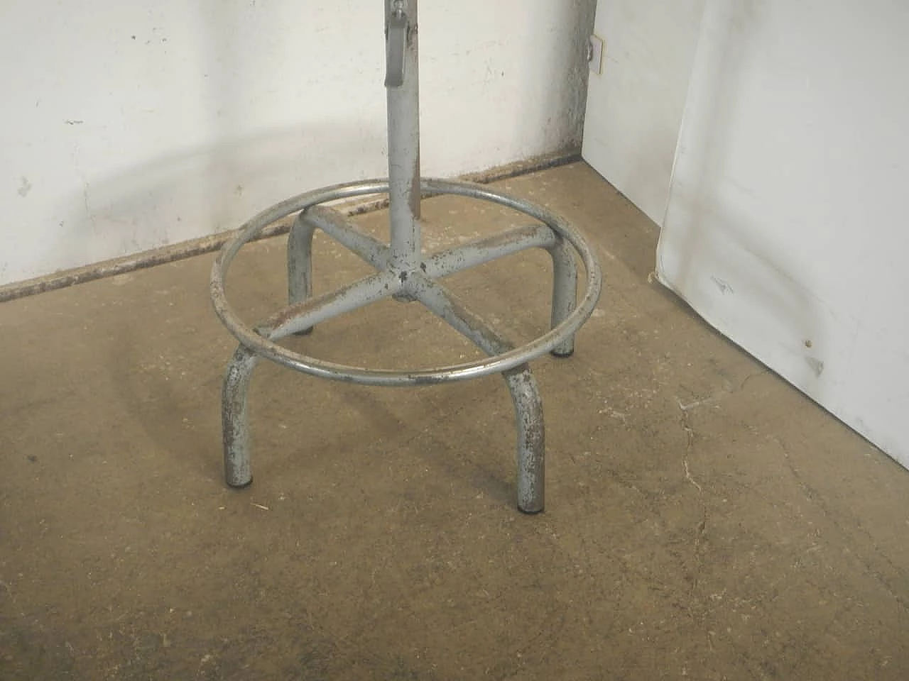 Beech back stool with wheels, 1950s 7