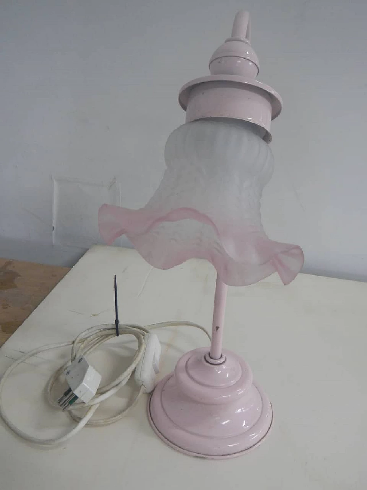 Lampada da tavolo in vetro bianco e rosa, anni '70 4