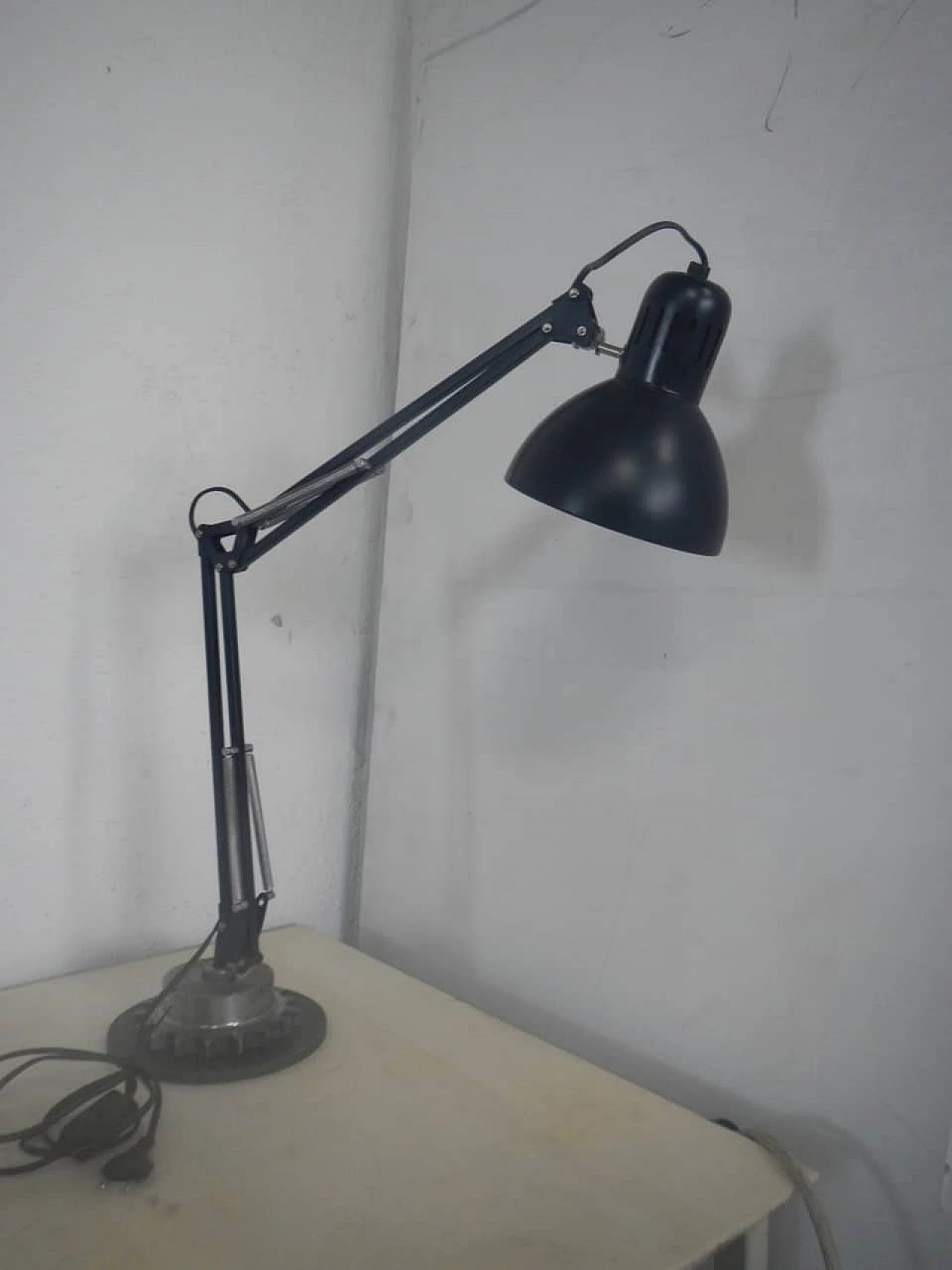 Lampada da tavolo in metallo nero e bianco, anni '70 2