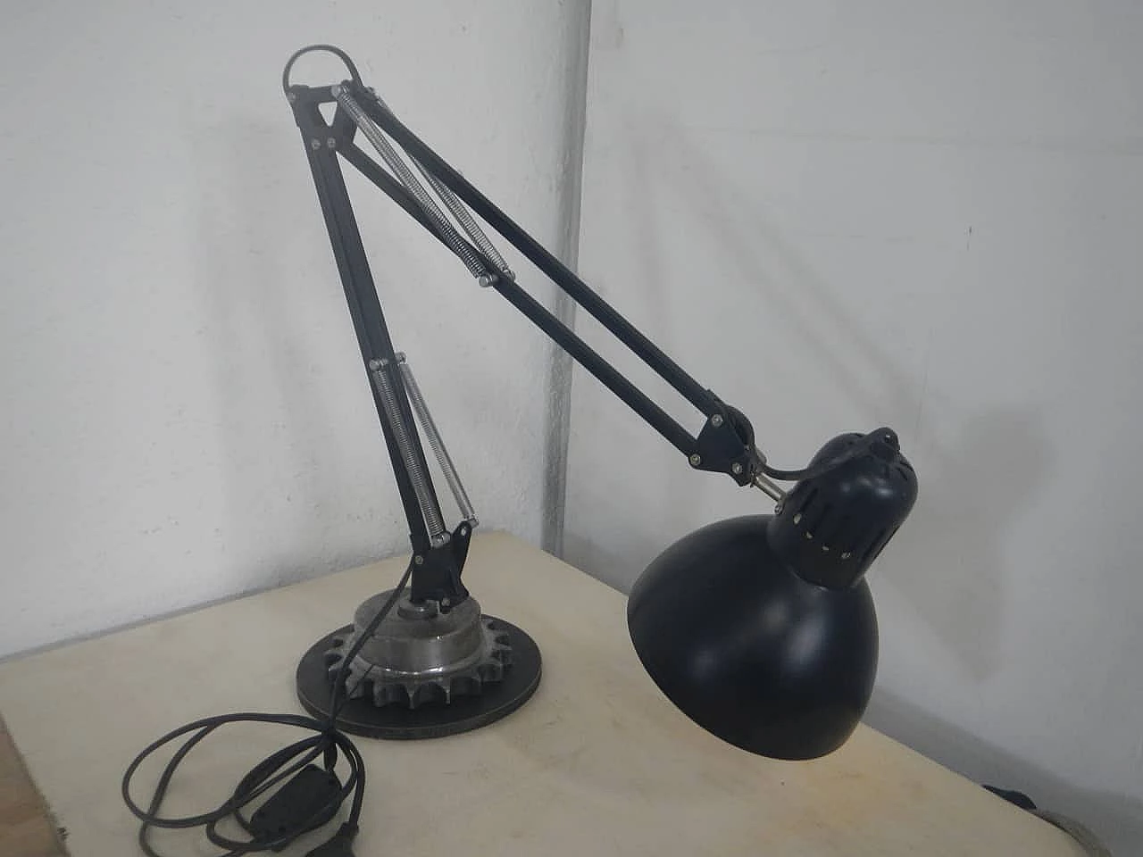 Lampada da tavolo in metallo nero e bianco, anni '70 3