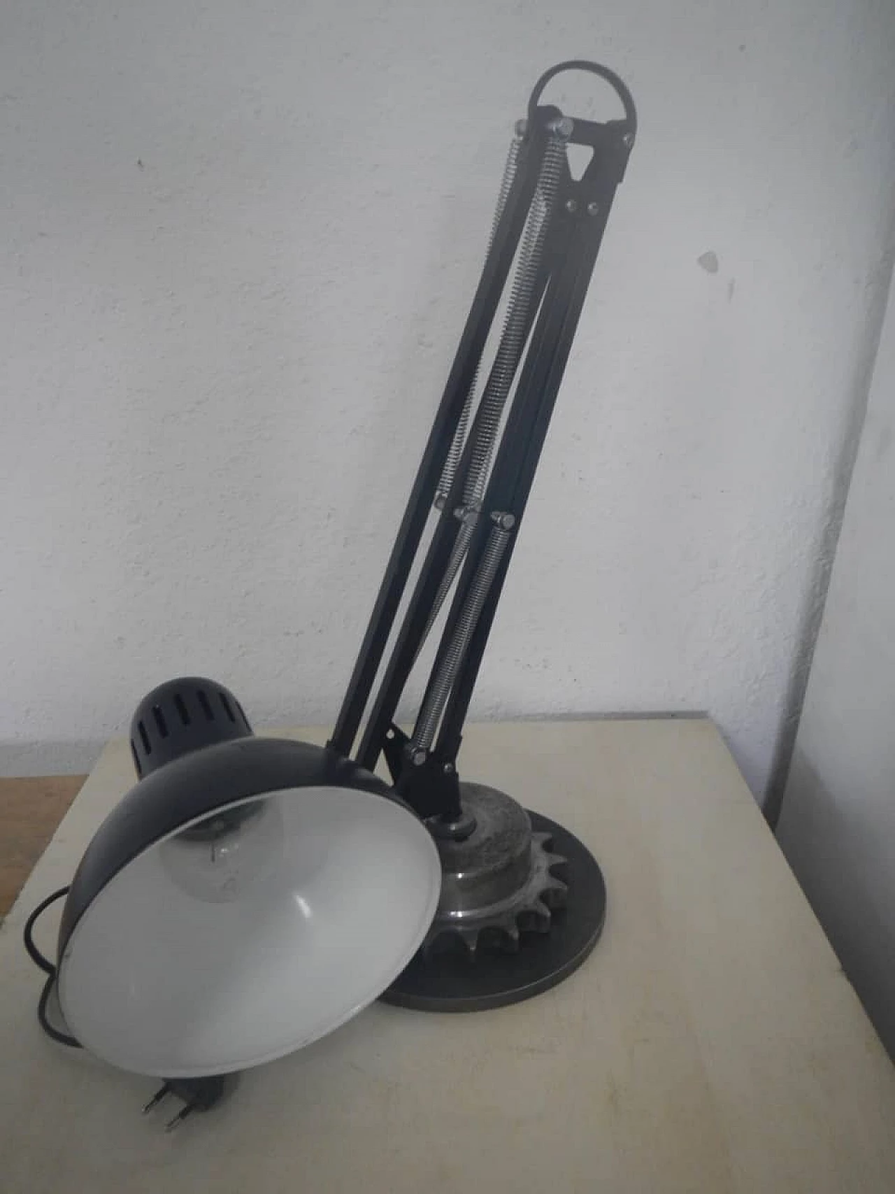 Lampada da tavolo in metallo nero e bianco, anni '70 5