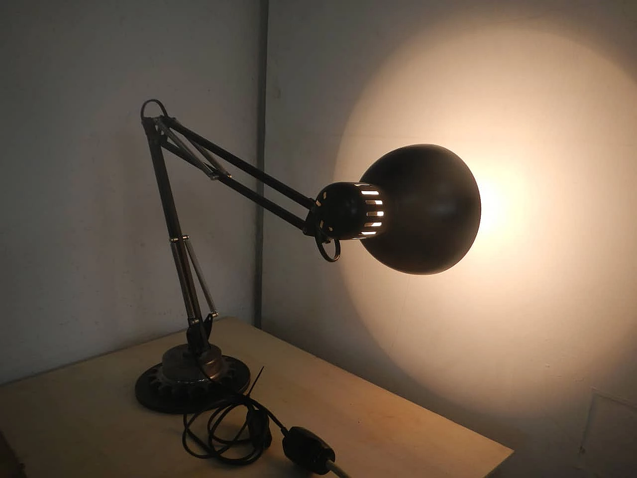 Lampada da tavolo in metallo nero e bianco, anni '70 7