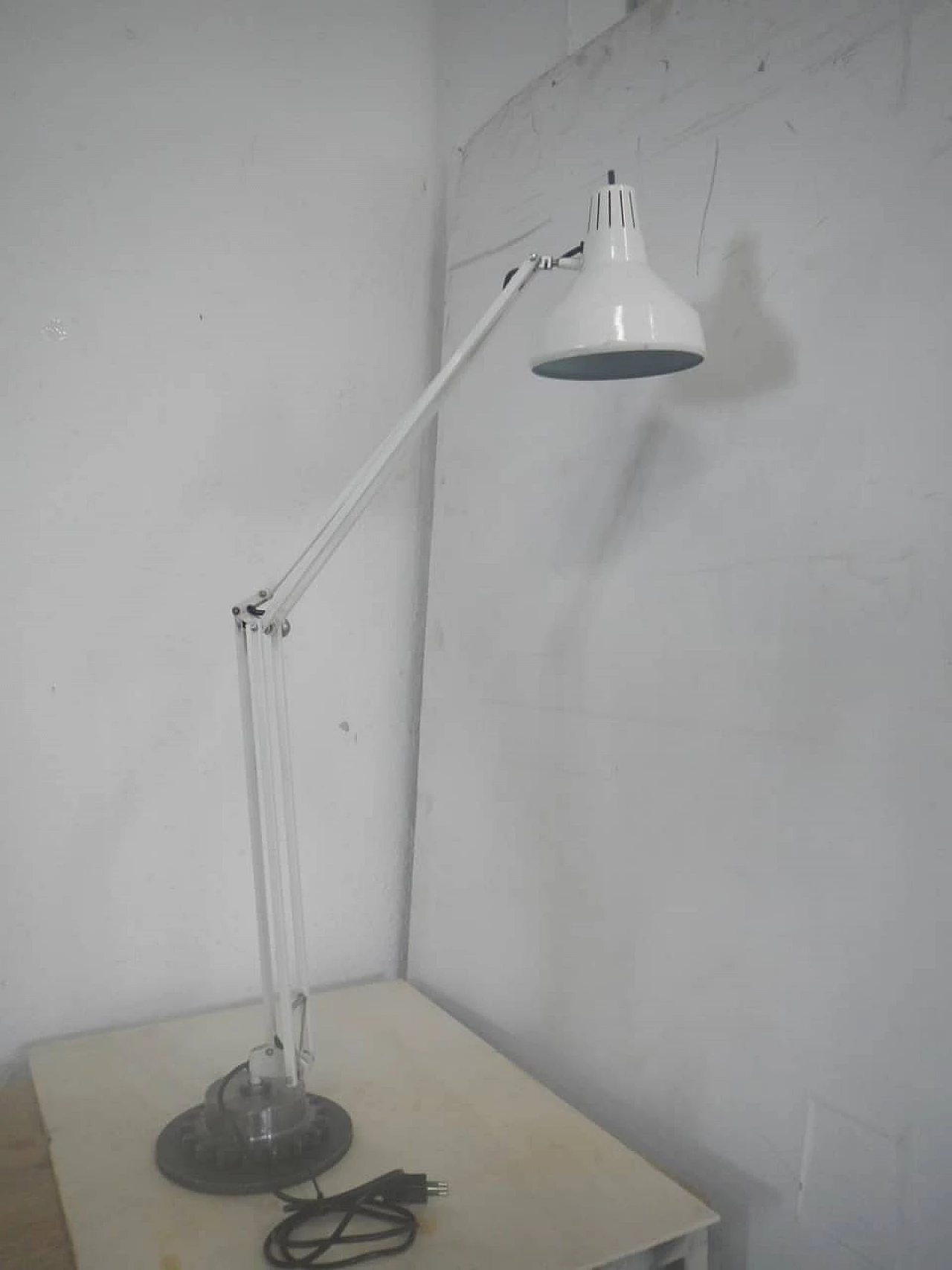 Lampada da tavolo in metallo bianco, anni '70 2