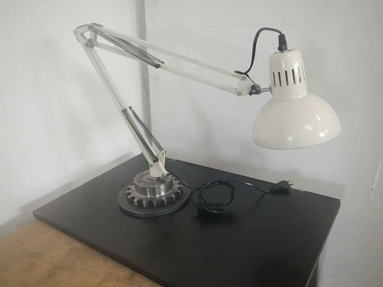 Beige metal table lamp, 1960s 1
