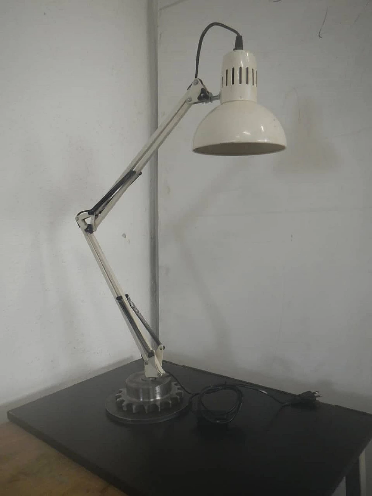 Lampada da tavolo in metallo beige, anni '60 2