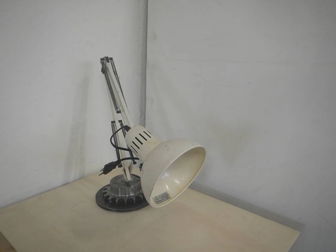 Lampada da tavolo in metallo beige, anni '60 4