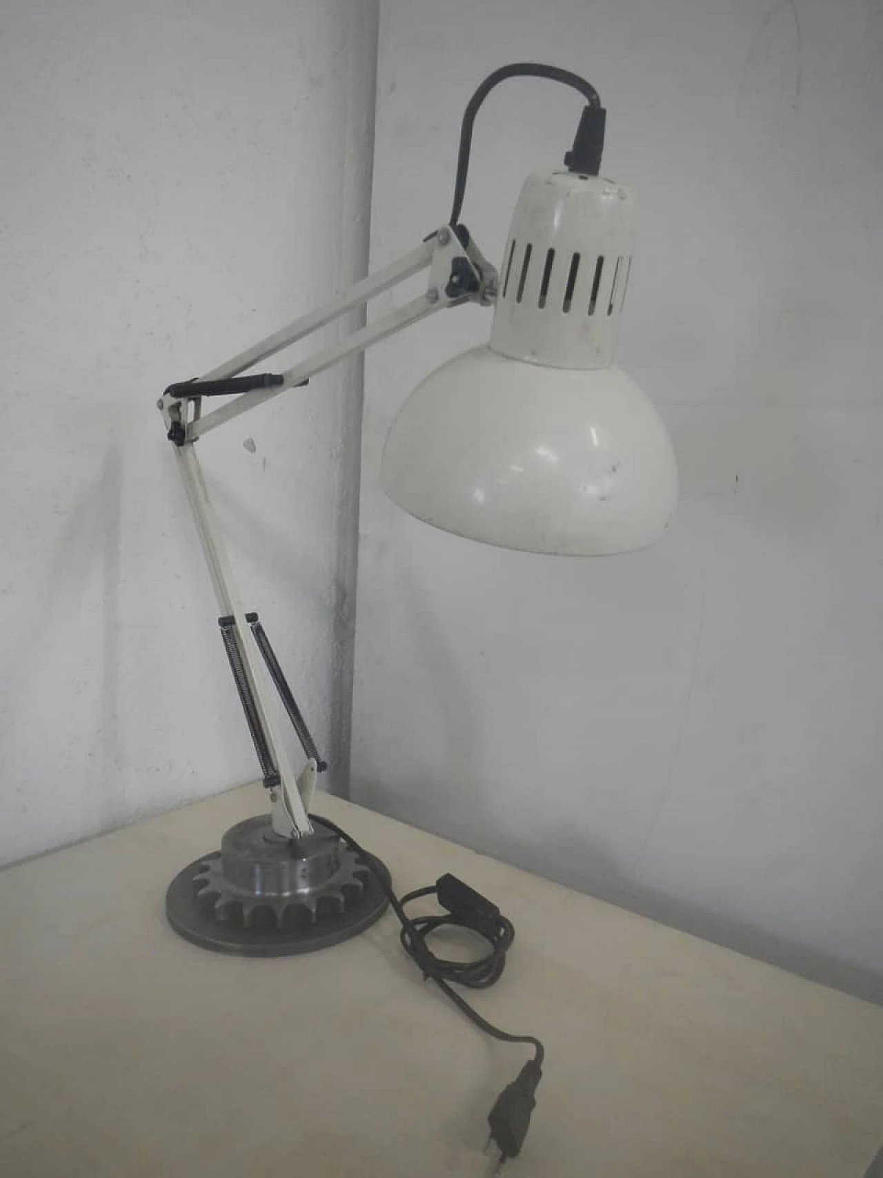 Lampada da tavolo in metallo beige, anni '60 5