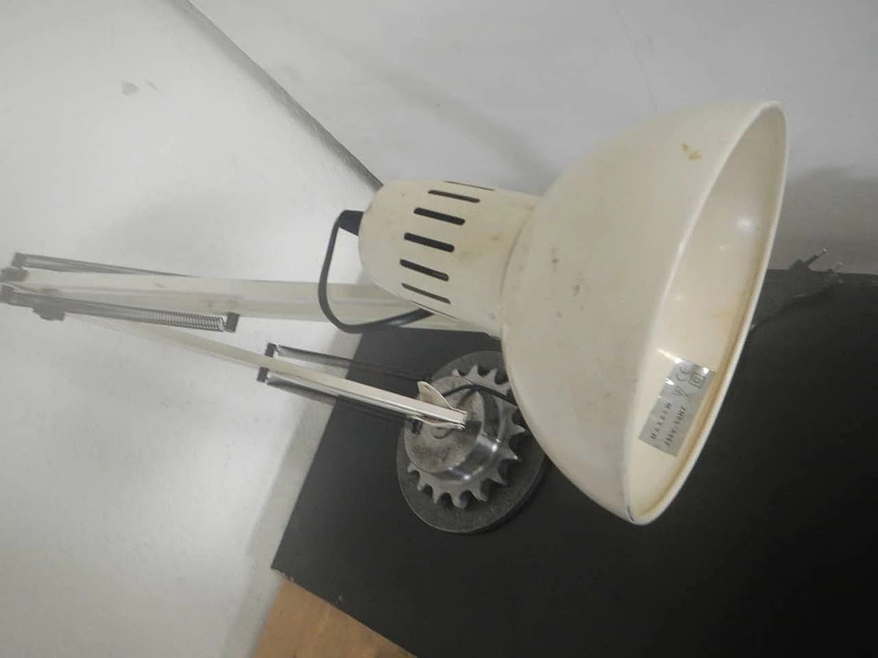 Lampada da tavolo in metallo beige, anni '60 6