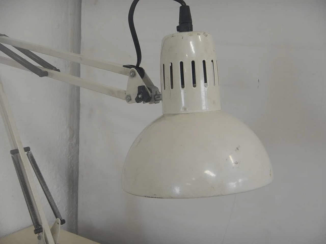 Lampada da tavolo in metallo beige, anni '60 8