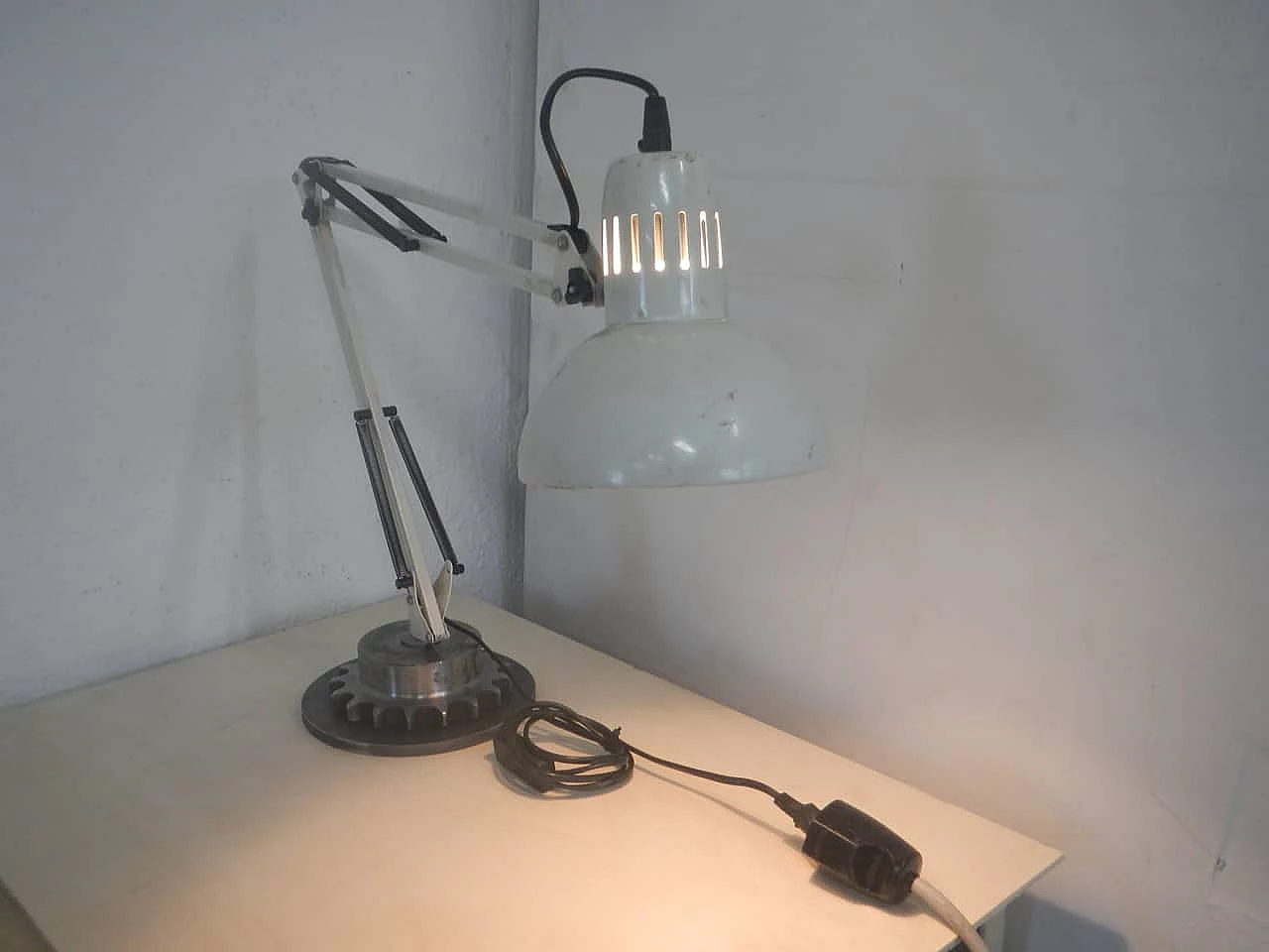 Beige metal table lamp, 1960s 10