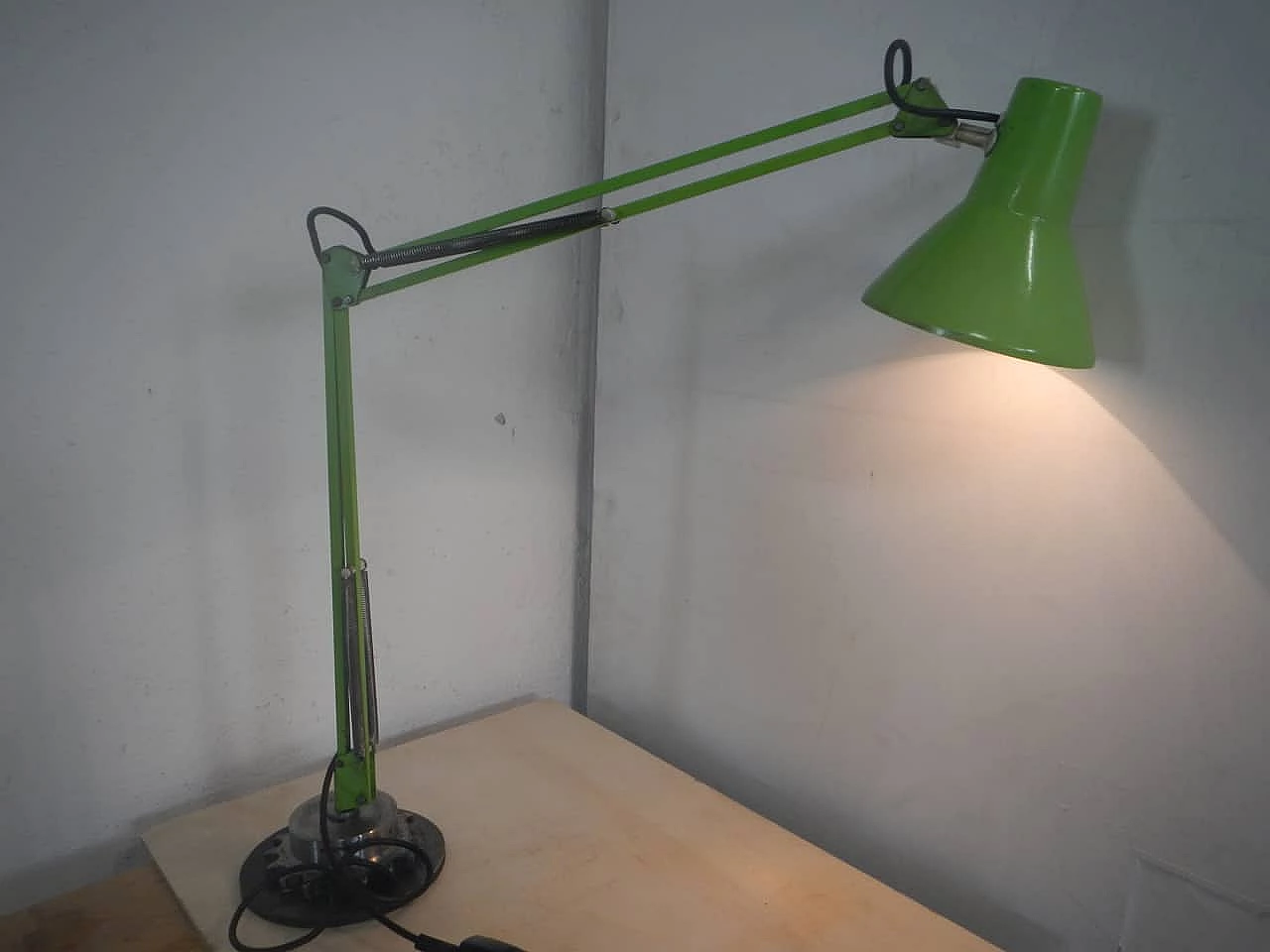 Emmebi table lamp in green and white metal, 1970s 9