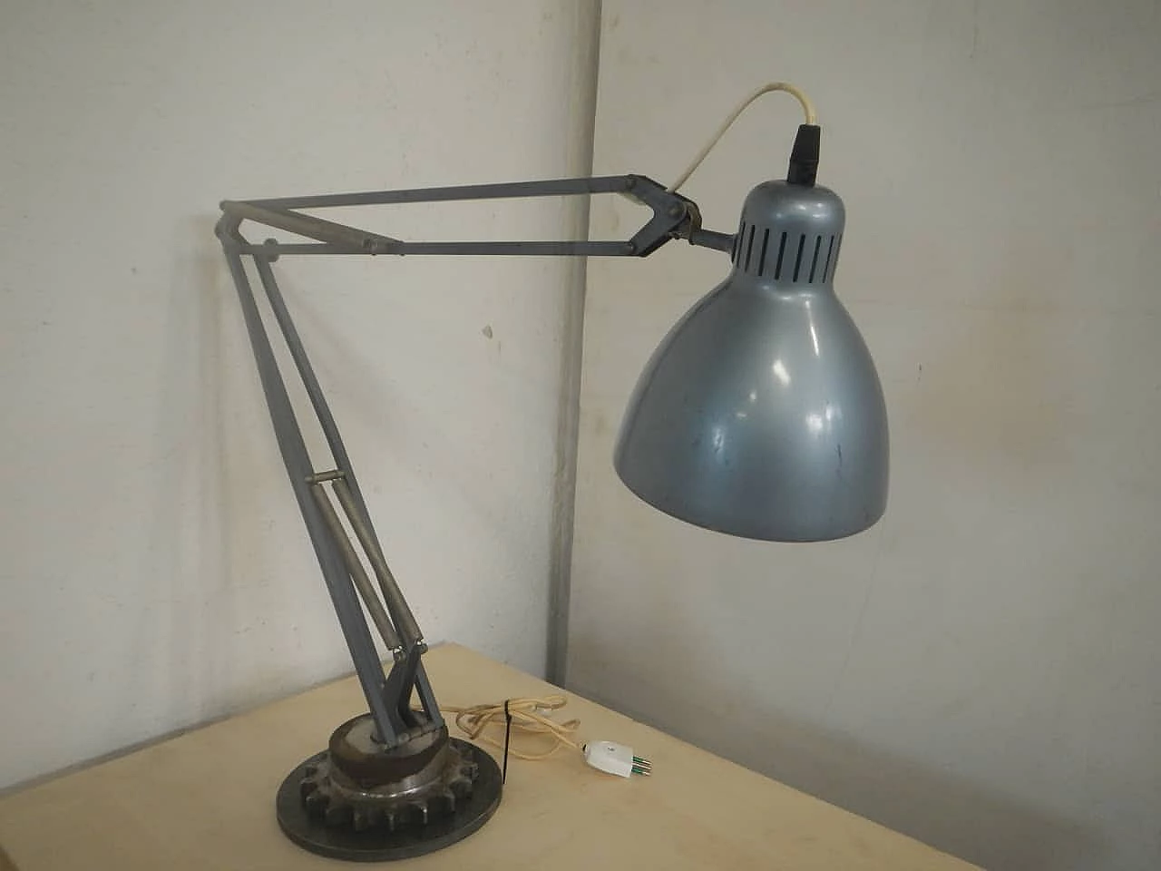 Lampada da tavolo in metallo azzurro metalizzato, anni '60 1