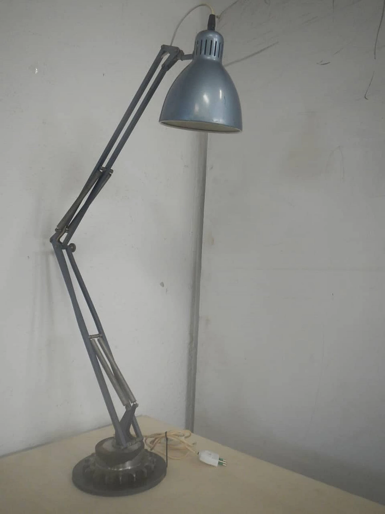 Lampada da tavolo in metallo azzurro metalizzato, anni '60 2