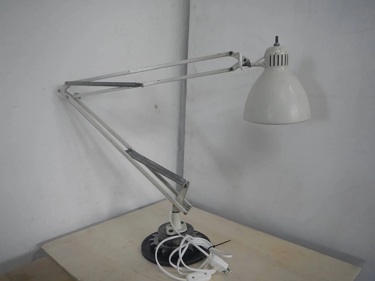 Lampada da tavolo in metallo bianco, anni '60 1