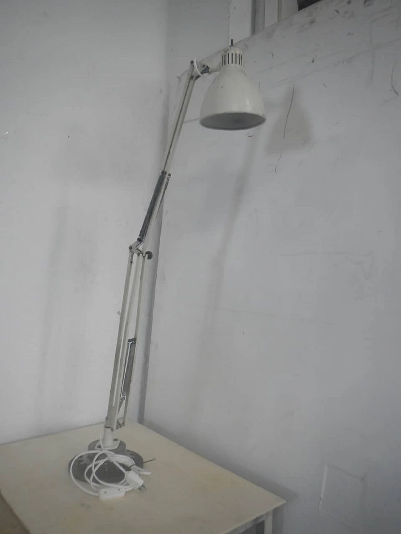 Lampada da tavolo in metallo bianco, anni '60 3