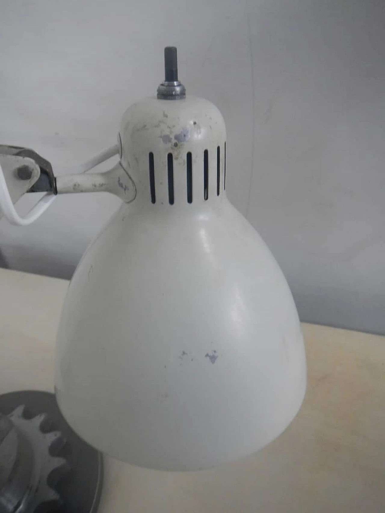 Lampada da tavolo in metallo bianco, anni '60 7