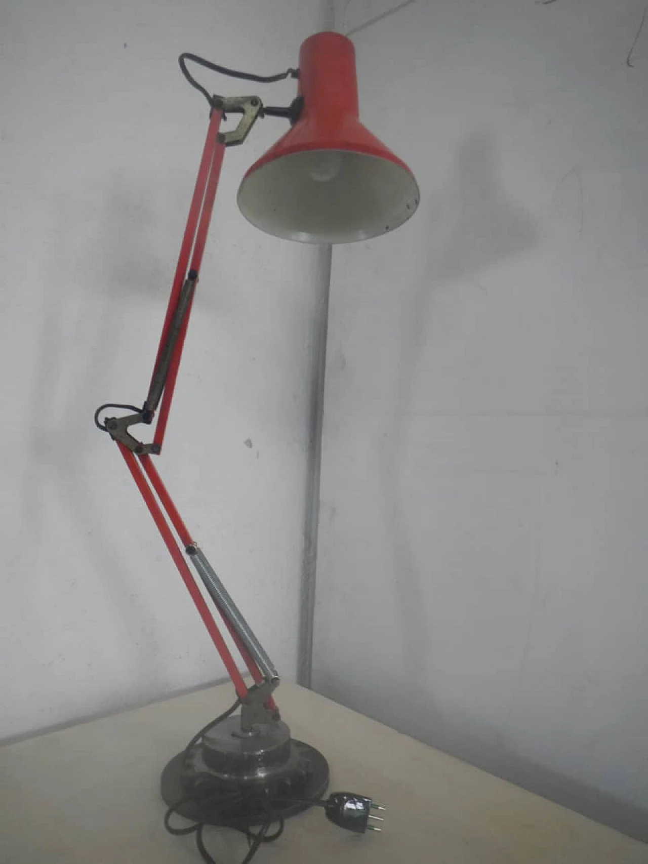Lampada da tavolo Emmedi regolabile in metallo rosso, anni '60 2