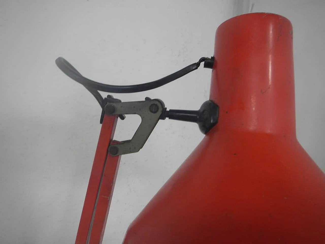 Lampada da tavolo Emmedi regolabile in metallo rosso, anni '60 5