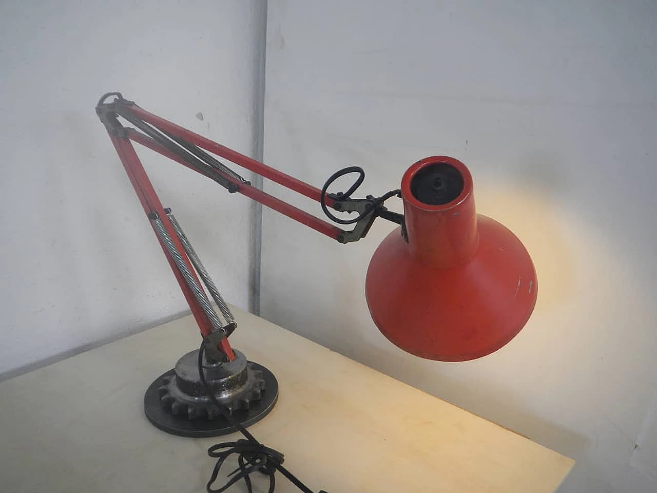 Lampada da tavolo Emmedi regolabile in metallo rosso, anni '60 9