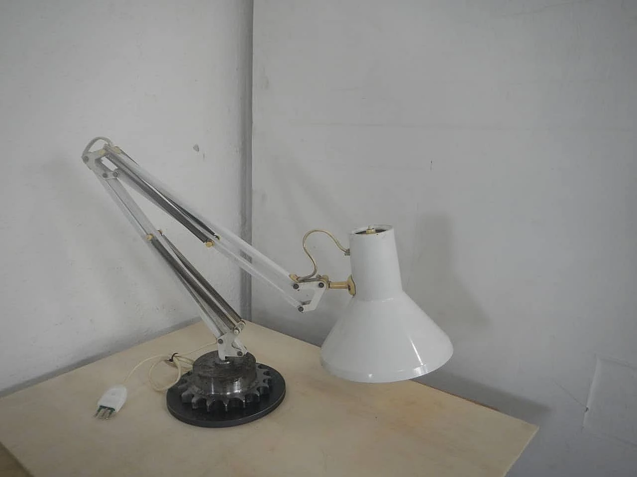 Lampada da tavolo in metallo bianco di Emmedi, anni '60 1