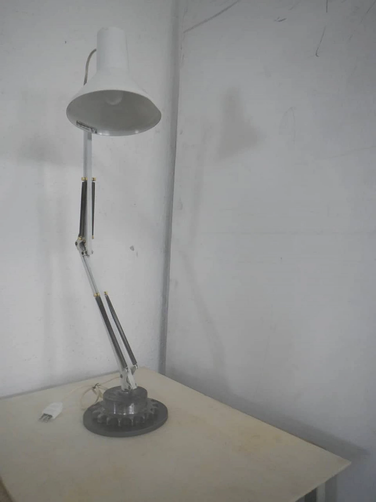 Lampada da tavolo in metallo bianco di Emmedi, anni '60 2