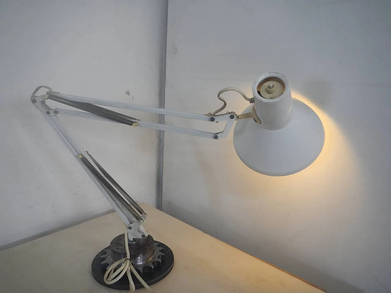 Lampada da tavolo in metallo bianco di Emmedi, anni '60 10