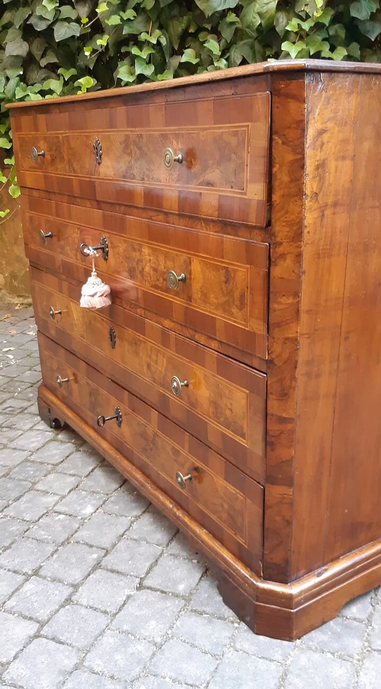 Solid walnut dresser with walnut-root panelled front, 18th century 1