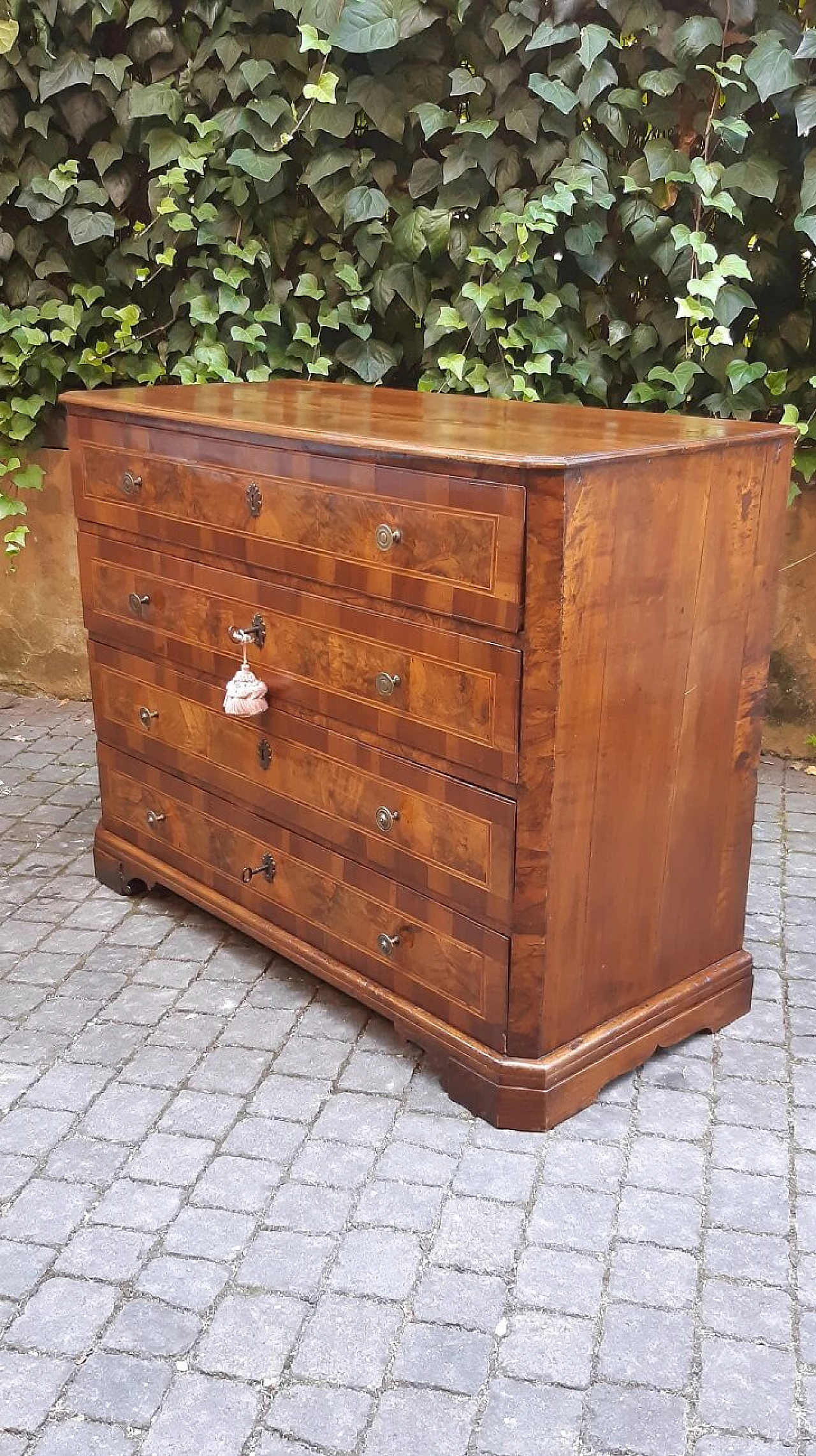 Solid walnut dresser with walnut-root panelled front, 18th century 2