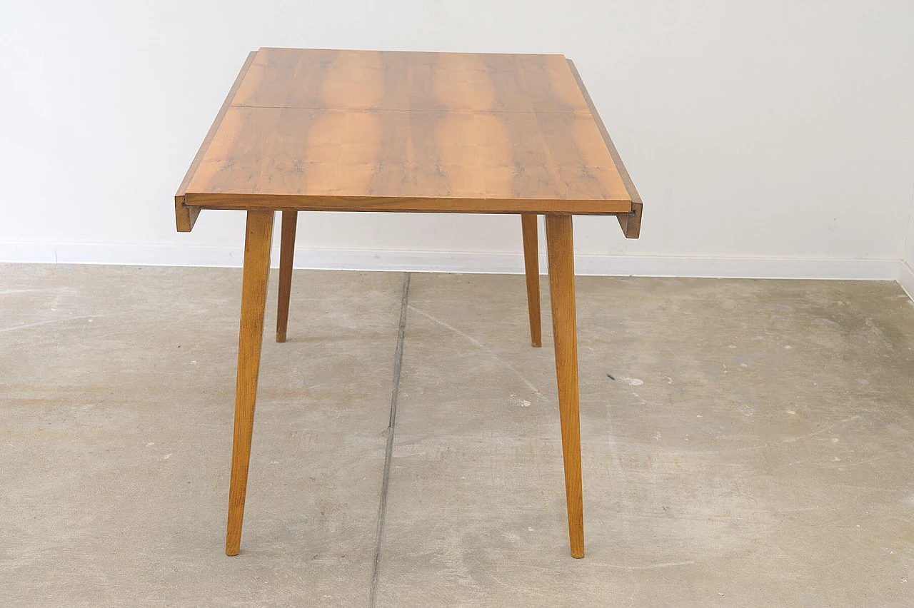 Tavolo pieghevole in noce di František Jirák per Tatra nábytok, anni '70 12