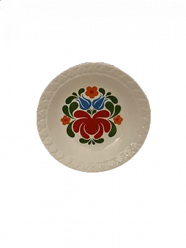 Piatto ungherese in ceramica con fiori dipinti a mano, inizio '900