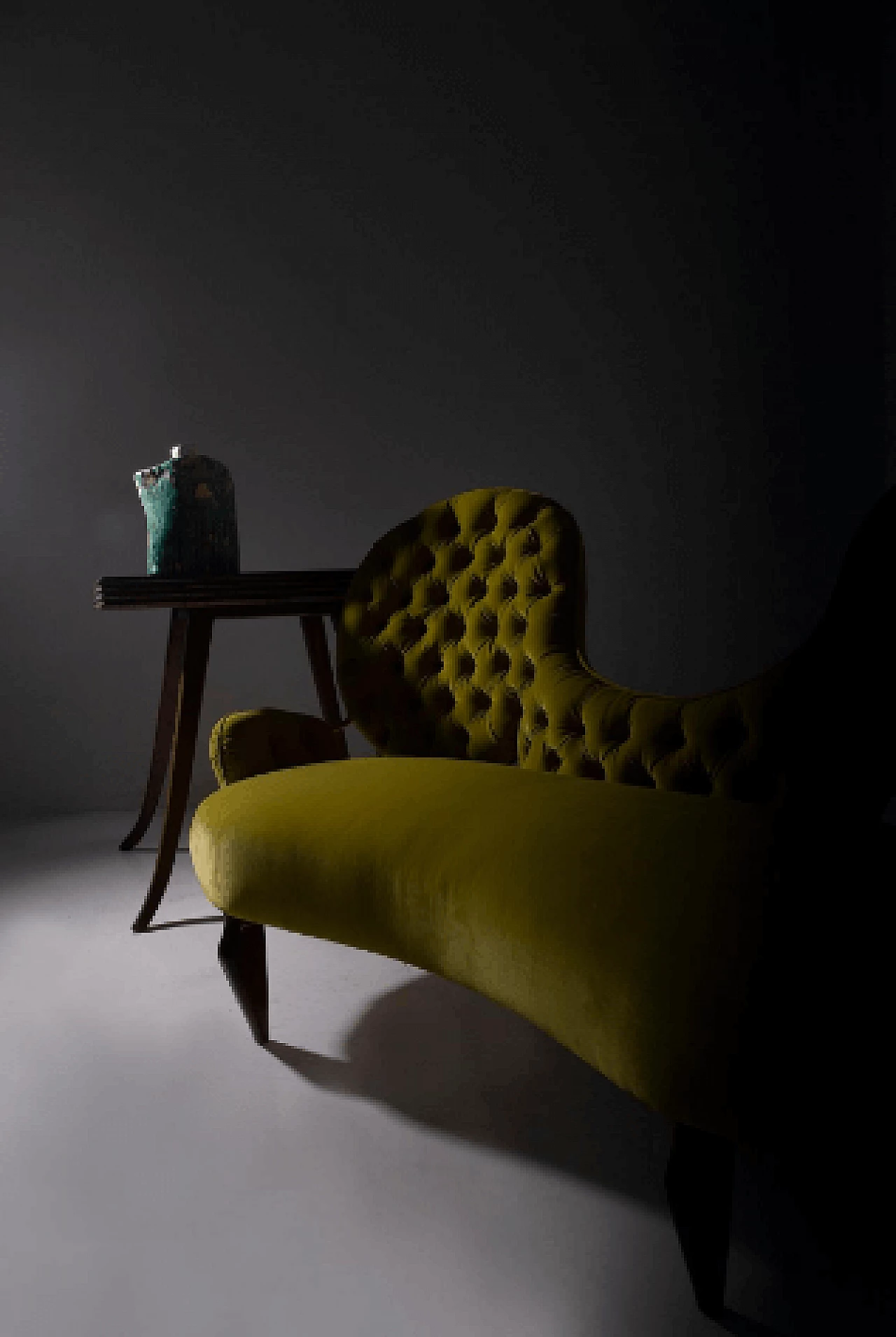 Divano in legno e velluto giallo ocra di Renzo Zavanella, anni '50 2