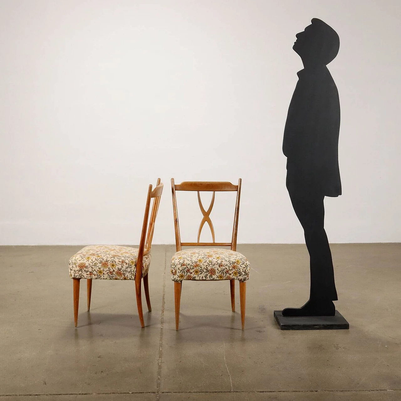 Coppia di sedie in faggio con seduta imbottita rivestita in tessuto a fiori, anni '60 2