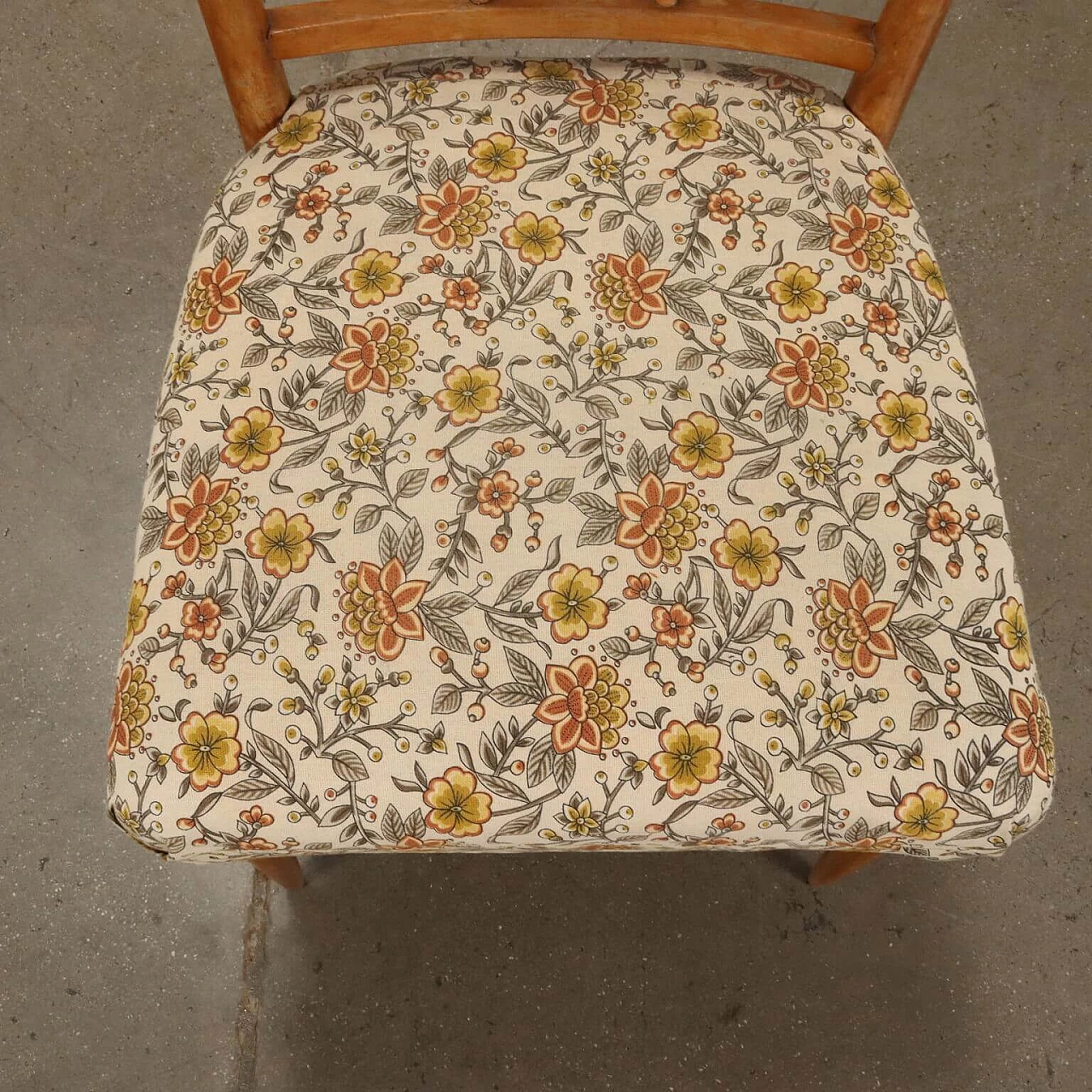 Coppia di sedie in faggio con seduta imbottita rivestita in tessuto a fiori, anni '60 3