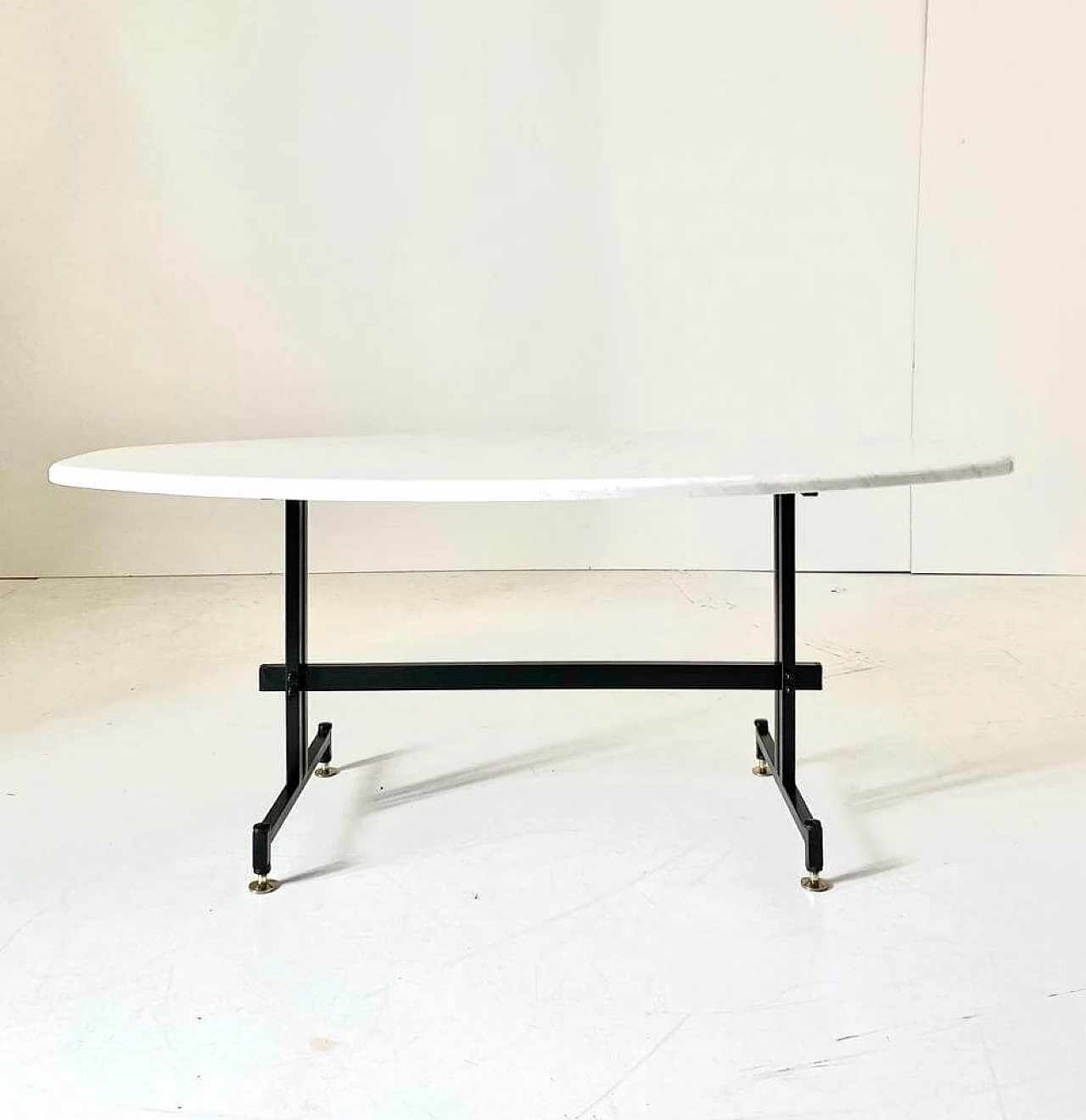 Elliptical coffee table in iron and Calacatta marble top, 1960s 1