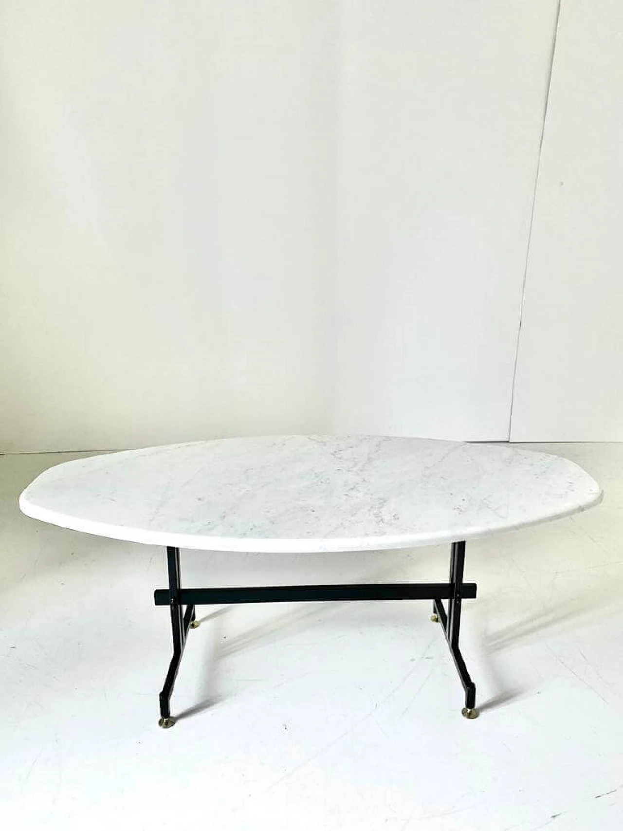 Elliptical coffee table in iron and Calacatta marble top, 1960s 2