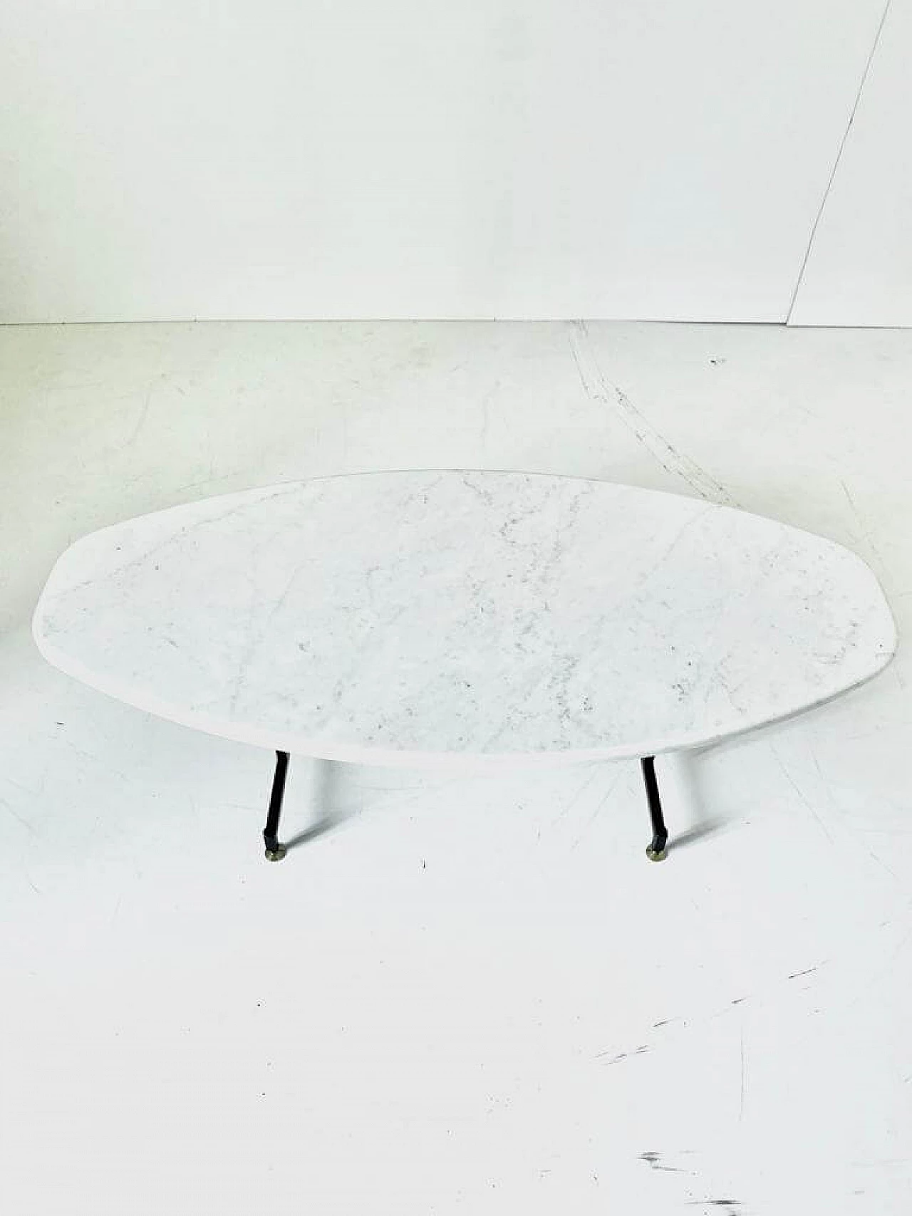 Elliptical coffee table in iron and Calacatta marble top, 1960s 8