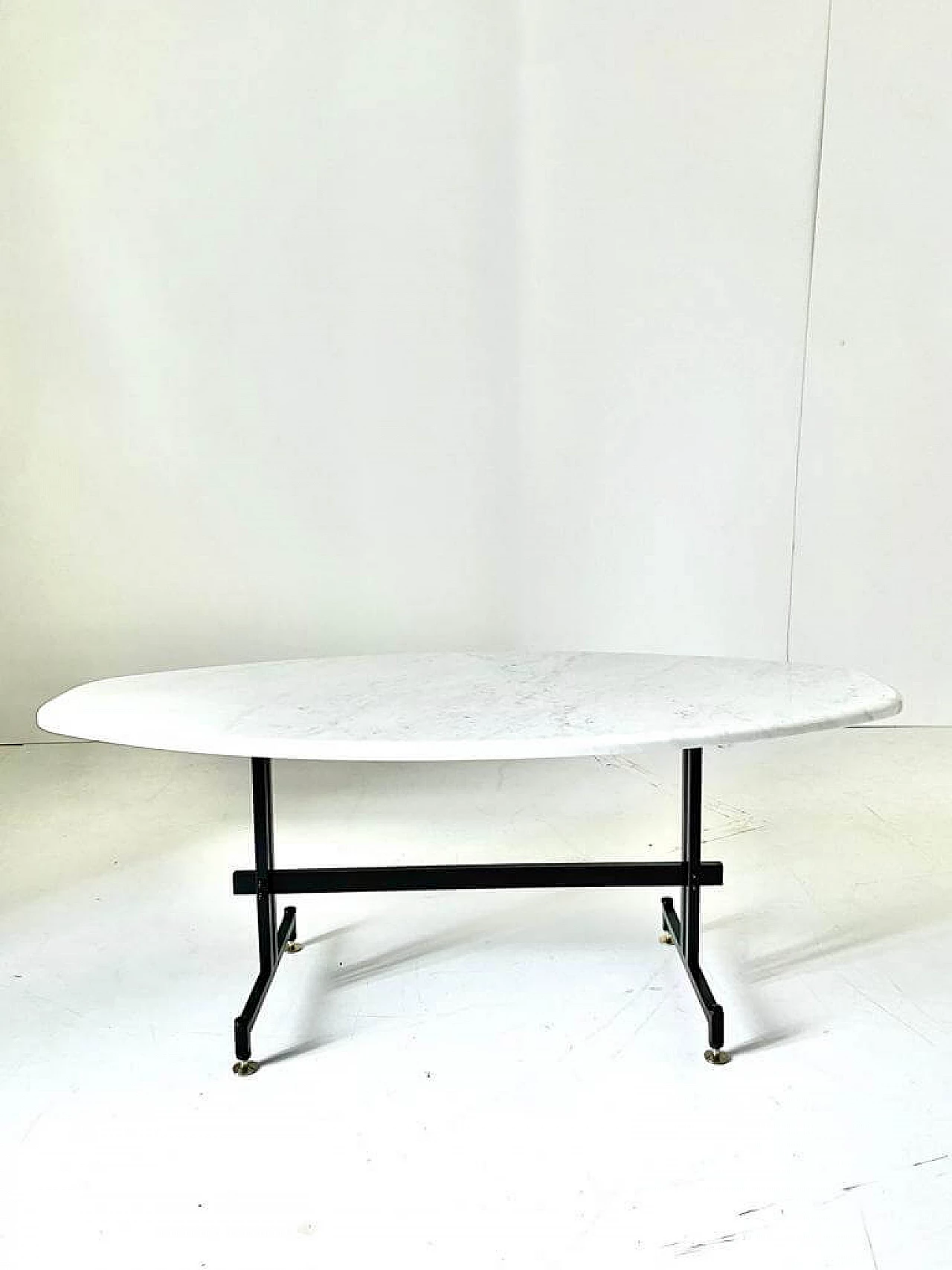 Elliptical coffee table in iron and Calacatta marble top, 1960s 10
