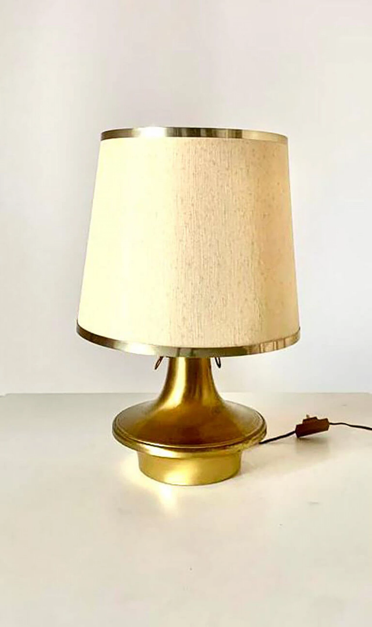 Lampada da tavolo in ottone con paralume in tessuto, anni '50 1