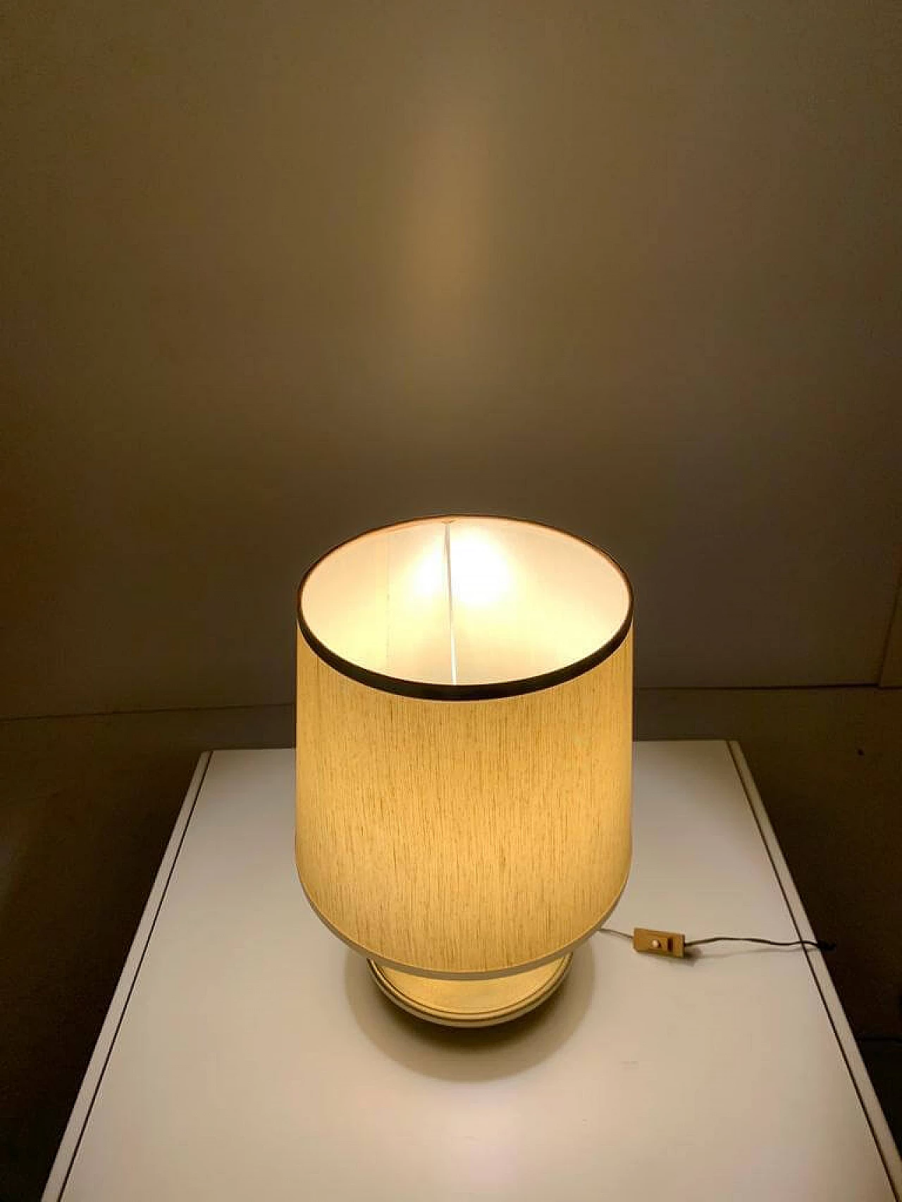 Lampada da tavolo in ottone con paralume in tessuto, anni '50 3