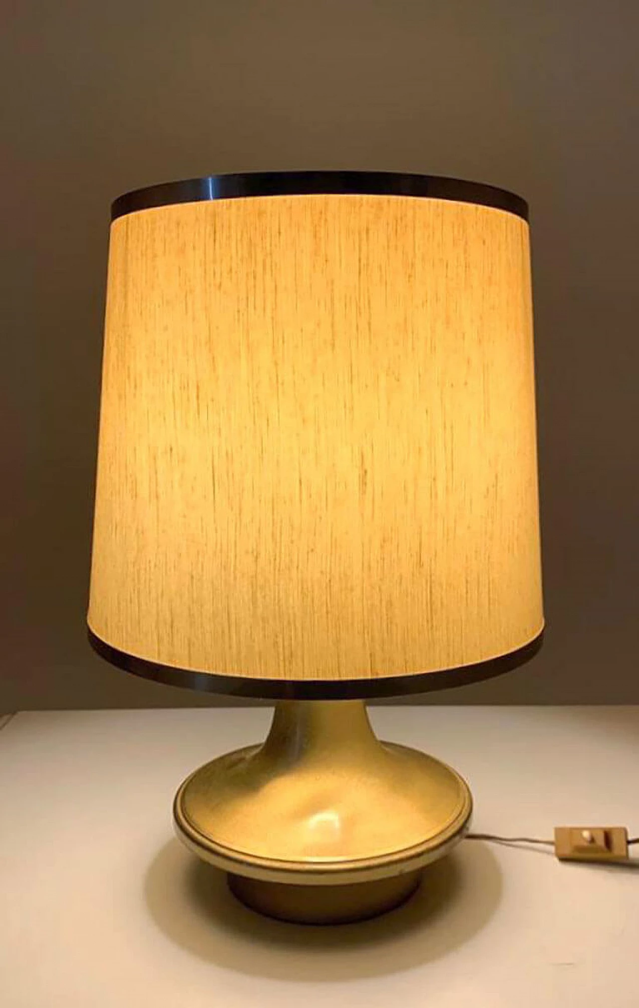 Lampada da tavolo in ottone con paralume in tessuto, anni '50 5