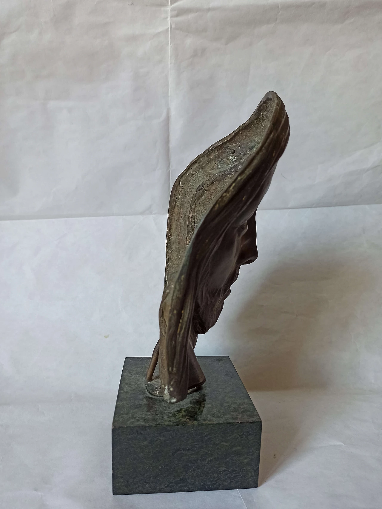 Velotti, volto di Cristo, scultura in bronzo su base in marmo, anni '40 13