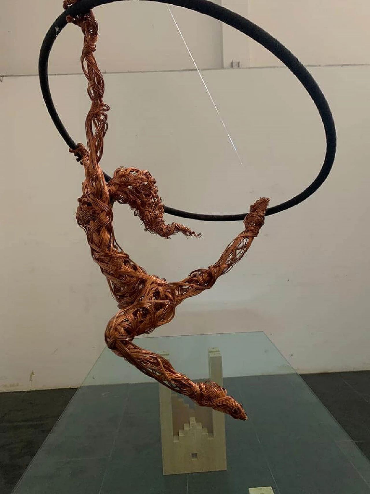 Maria Vittoria Urbinati, acrobat woman, copper wire sculpture, 2010 1