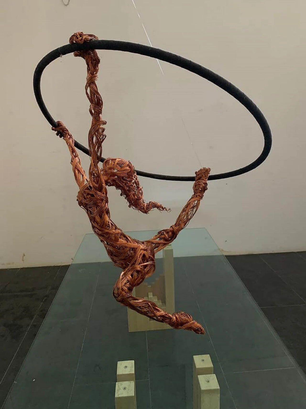 Maria Vittoria Urbinati, donna acrobata, scultura in filo di rame, 2010 3